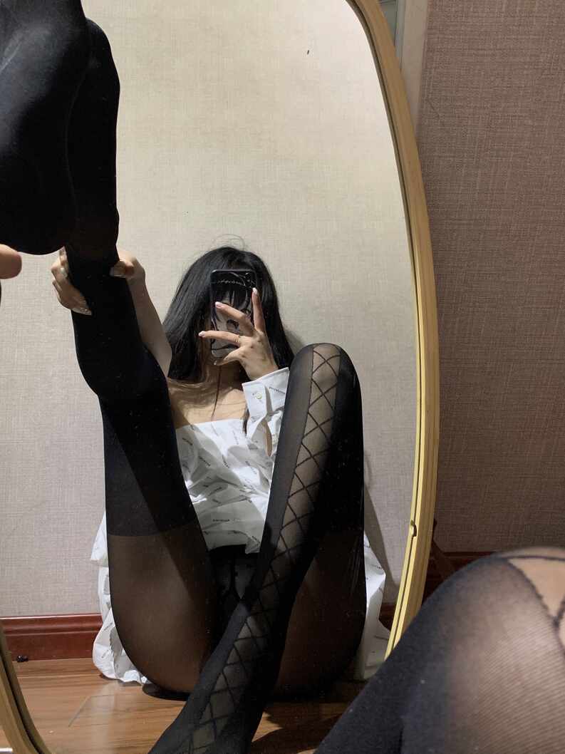 陈佩奇yyyy-10.11VIP-纯享版看腿[24P-1V-69.7M]