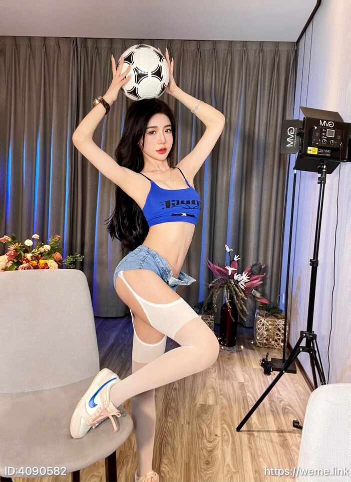 [免费下载]黎允熙baby-12.15入门-不一样的牛仔裤[8P-4M]
