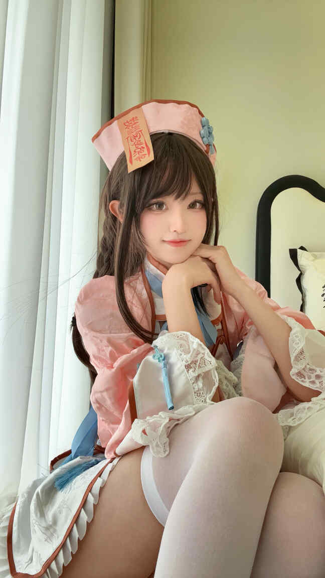 粉红护士装少女居家cos｜毛绒地毯×日式台灯｜假装打瞌睡的元气僵尸娘写真
