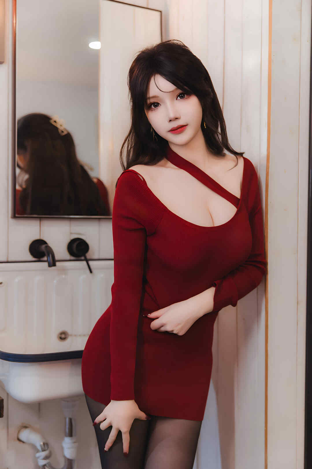 二次元coser红色丝绸礼服侧身站立，右手扶腰形成视觉黄金三角