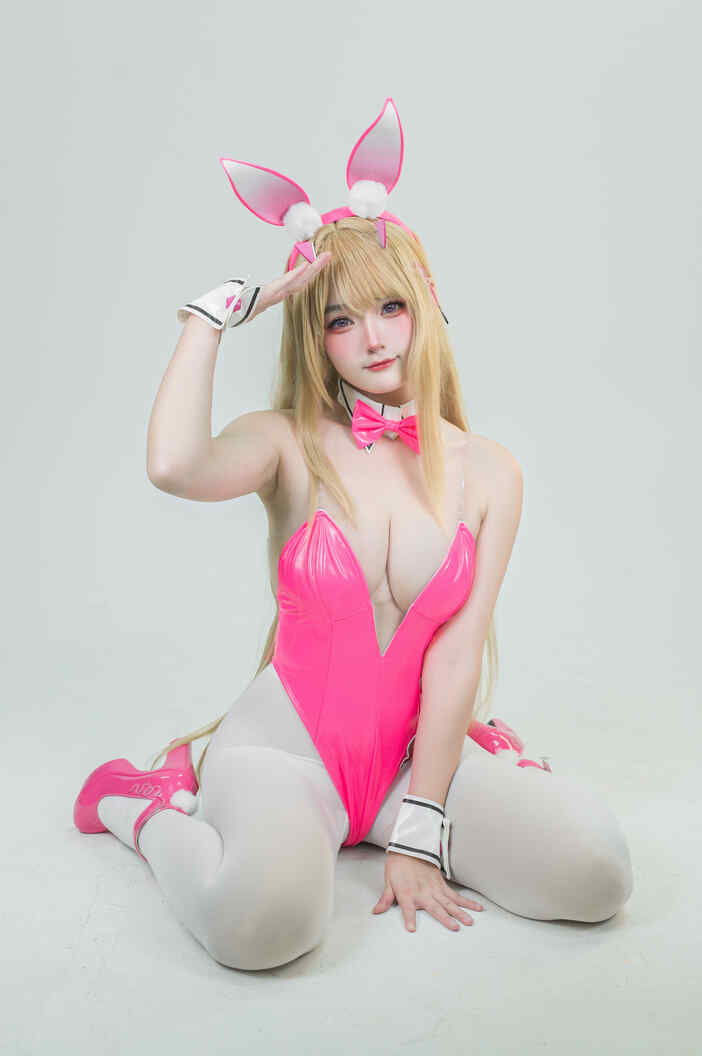 霓虹粉金属兔耳 cosplay 蹲姿特色