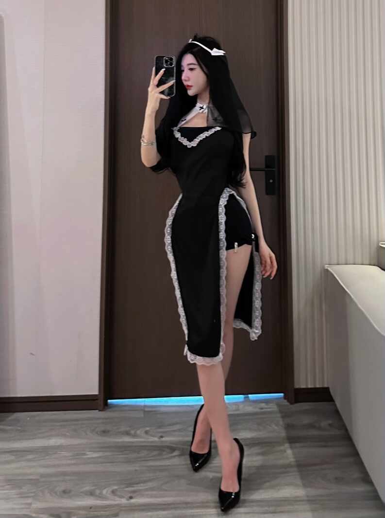 模特黎允熙穿黑色高开叉蕾丝边修女裙和头纱，脚穿黑色YSL高跟鞋，在室内全身镜前自拍