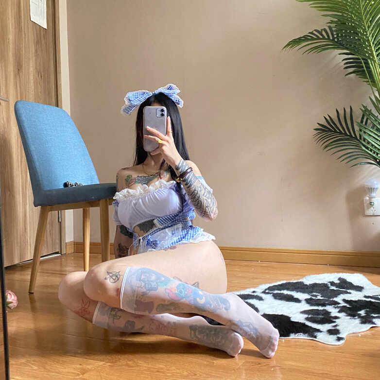 卡通百科老王以坐姿进行镜子自拍，展示蓝白格子蝴蝶结女仆装与花纹长筒袜全身效果 - 01.26入门