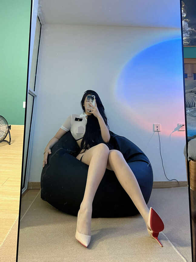 亚亚亚振性感私享写真封面 | 慵懒坐姿搭配白色上衣【醉颜图库】