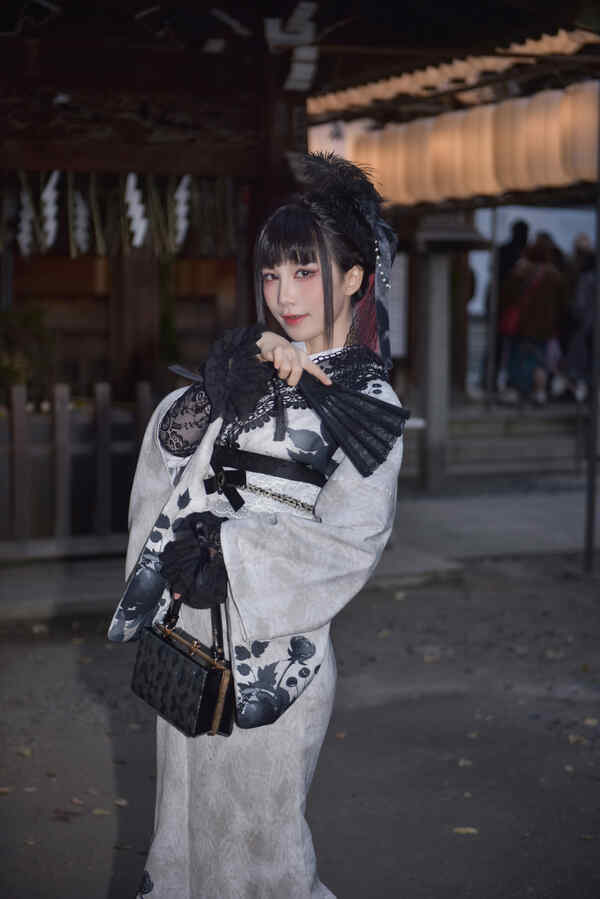 水淼aqua在其2025年3月写真中展示黑色蕾丝和服结合内衣的优雅个人造型