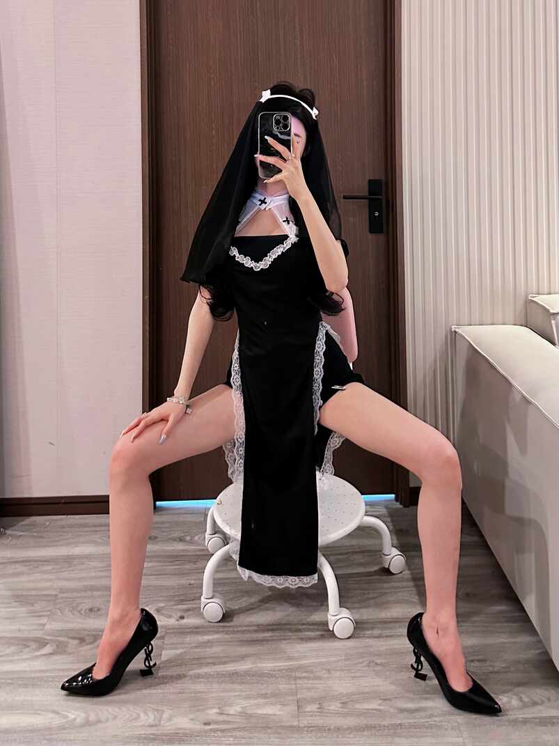 模特黎允熙身穿黑色高开叉蕾丝边修女连衣裙和头纱，脚穿黑色YSL高跟鞋，坐在白色矮凳上对镜自拍