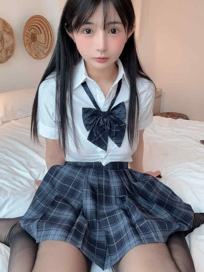 桜井宁宁身着JK制服正面坐在床上，白衬衫与格子裙细节清晰 - NO.144图集