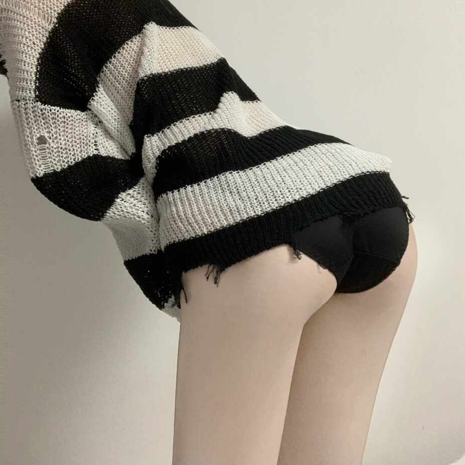 相扑猫穿着黑白条纹毛衣和黑色内裤的背影特写，展现臀部曲线和慵懒居家风格。