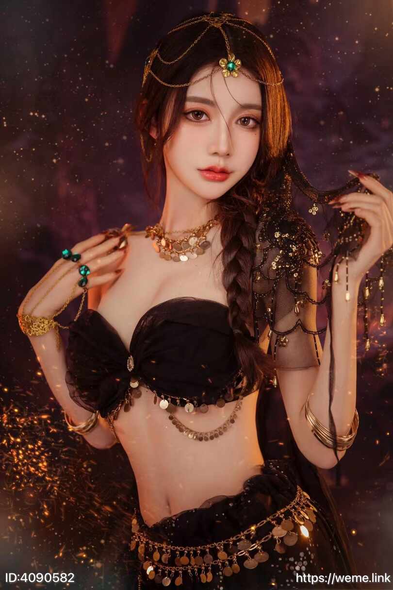 黎允熙baby身穿黑色金饰异域服装，佩戴精致额饰、项链和臂环，梳着麻花辫，近景特写展示妆容和华丽饰品细节。