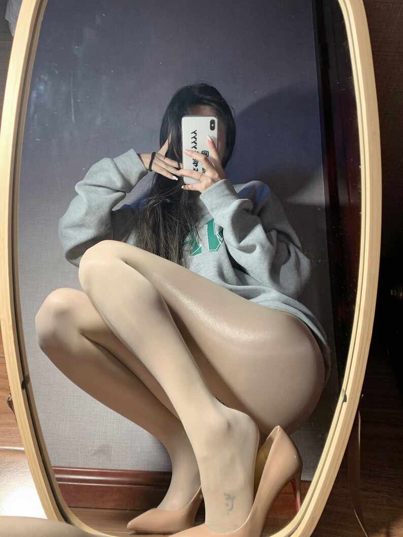 陈佩奇yyyy“光泽丝袜豹纹居家自拍”VIP写真，身着灰色卫衣搭配光泽感肉色丝袜与肉色尖头高跟鞋，在椭圆形镜子前呈半蹲姿态进行时尚自拍。