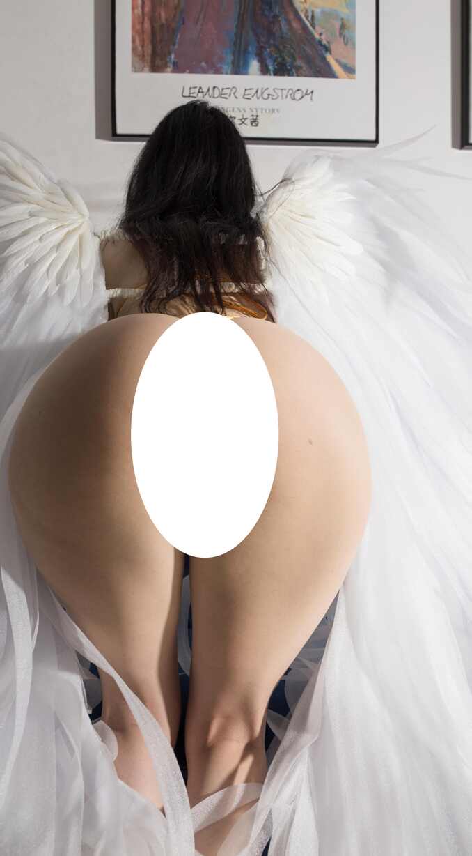cool文茜“金色天使之翼梦幻自拍”VIP写真，背对镜头展现洁白宏伟的天使翅膀与金色绑带比基尼的背部设计，充满神秘与圣洁感。