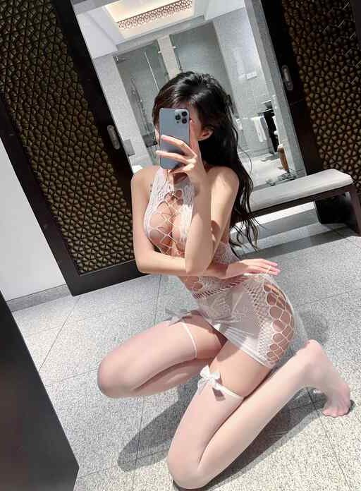 葛征：白色蕾丝网纱裙的光影私语，朦胧中的极致魅力