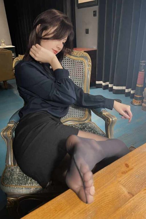 就是阿朱啊-入门09.19-复古OL风尚暗调丝袜[25P-16M]