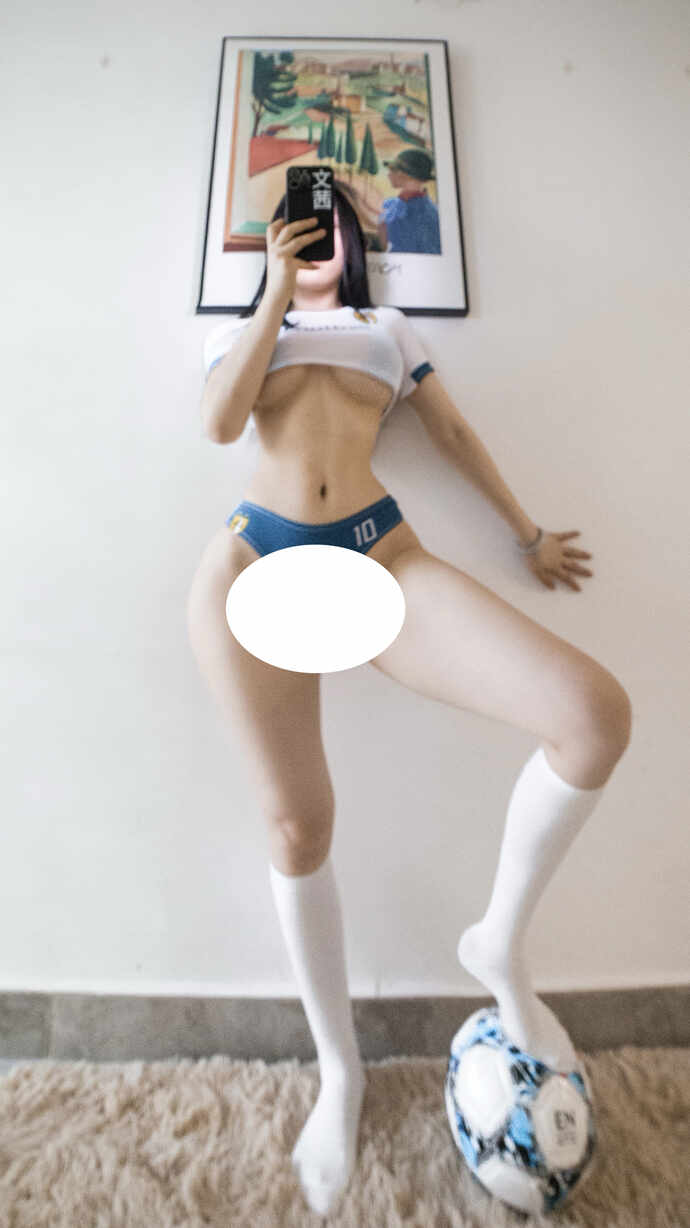 cool文茜“足球宝贝活力自拍秀”VIP写真，背对镜头站立，清晰展现印有“BABY 10”号码的运动球衣、白色足球袜以及健美挺拔的身形，身旁放着足球。