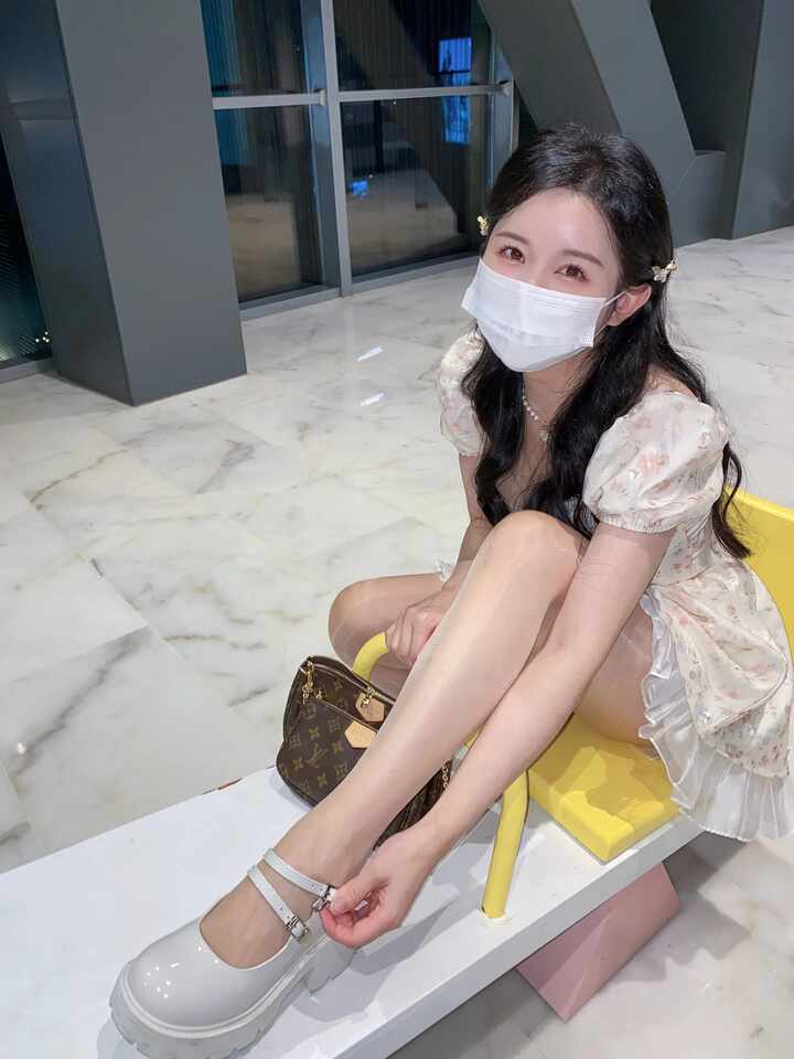 July芝岚“碎花裙玛丽珍鞋玩偶奇遇”VIP写真，身着碎花连衣裙与白色玛丽珍鞋，优雅地坐在粉色巨兔玩偶的云朵底座上，展现完整的甜美造型。