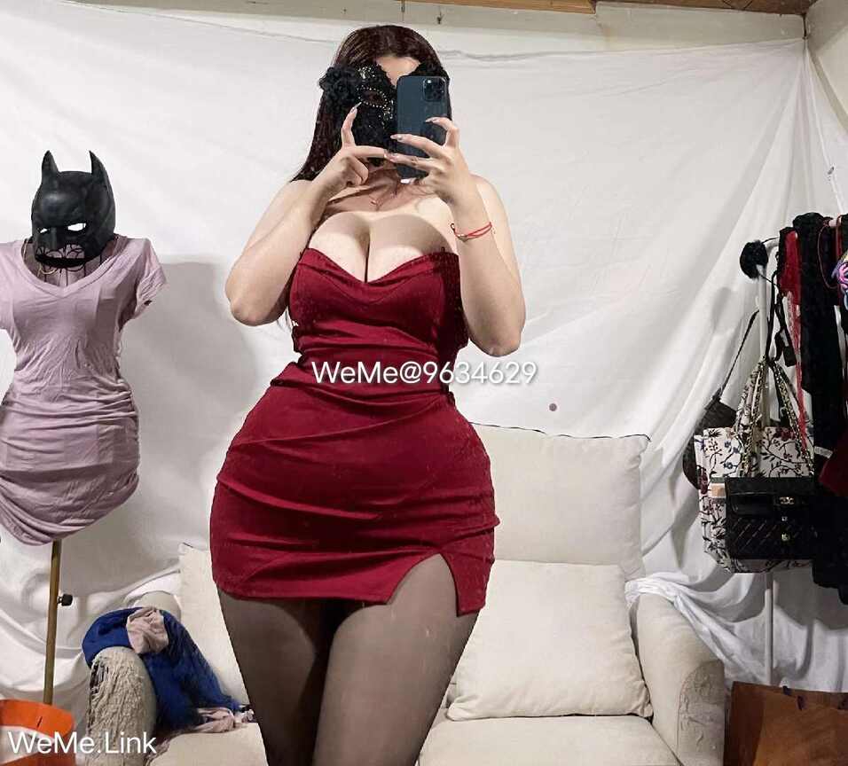  迷人的五姨太“红色紧身裙与黑丝时尚”VIP写真，身着酒红色抹胸紧身短裙与黑色丝袜，佩戴黑色蕾丝眼罩进行时尚自拍。